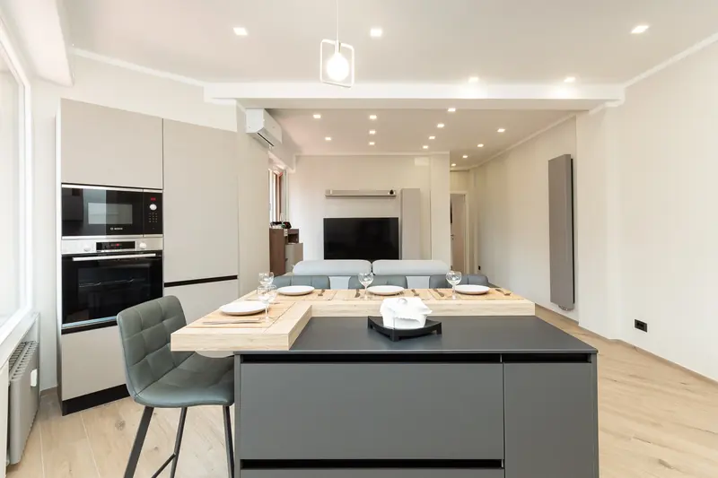 Cucina moderna con isola, appartamento in affitto breve a Genova gestito da Immobirent