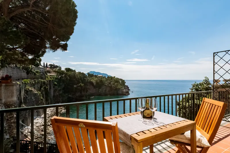 Terrazza affacciata sul mare e sulla scogliera, appartamento in affitto breve a Genova gestito da Immobirent